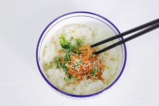 用筷子把所有调料拌入味，这时可以尝下味道咸淡。