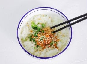 用筷子把所有调料拌入味，这时可以尝下味道咸淡。