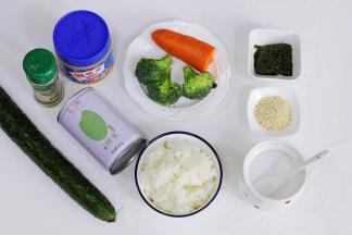 把饭团需要的食材准备齐。