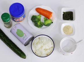 把饭团需要的食材准备齐。