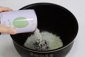 把大米倒入电饭煲锅内。
