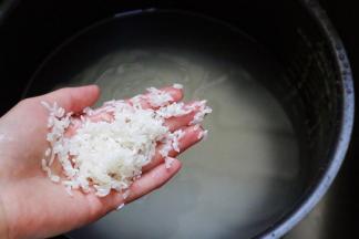 清洗2-3遍即可，不要过度揉搓，然后沥干水分。