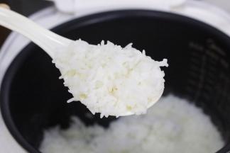 煮好打开后就闻到了淡淡的米香味，预留一碗白米饭。