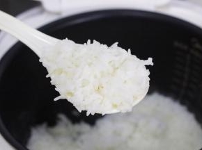 煮好打开后就闻到了淡淡的米香味，预留一碗白米饭。