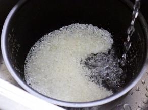 往锅内加入清水。