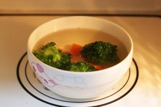 把胡萝卜切块，西兰花掰3小朵，冲洗干净，取一个小碗倒入清水，把胡萝卜和西兰花放入碗中，加入少许盐，入微波炉中加入约2分钟至熟。