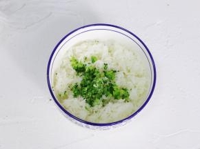 用剪刀直接把西兰花剪碎在米饭上。