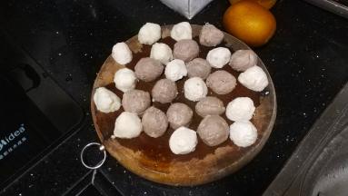 丸子洗净切半备用