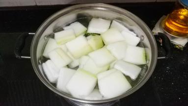锅里放足量水，水开后放入冬瓜片，大火煮开后转中小火15分钟