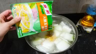 放入家乐汤料继续煮开