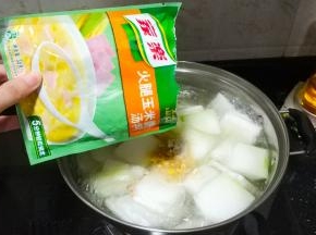 放入家乐汤料继续煮开