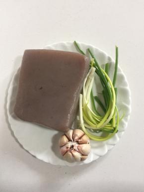 准备好所需的材料：
魔芋1块，蒜瓣1个，小葱3颗洗净备用。