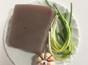 准备好所需的材料：
魔芋1块，蒜瓣1个，小葱3颗洗净备用。