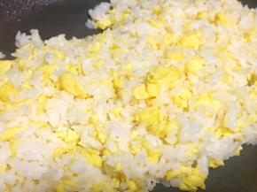 7、将米饭炒散，撒入少许盐翻炒均匀。