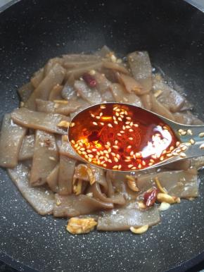 放入一勺自制辣椒油翻炒均匀。