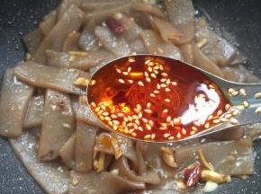 放入一勺自制辣椒油翻炒均匀。