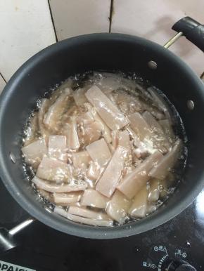 水烧开，放入魔芋煮5分钟左右。去除魔芋里面的碱味儿，还可以使魔芋更加的紧实有弹性有嚼劲儿哦！