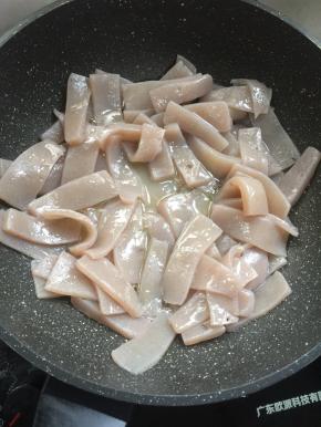 锅烧热倒入适量的油，放入魔芋煸炒片刻。