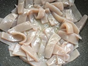 锅烧热倒入适量的油，放入魔芋煸炒片刻。