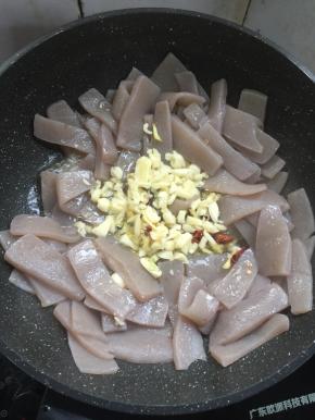 把魔芋拨到两边，放入蒜瓣，生姜，花椒，干辣椒爆香。