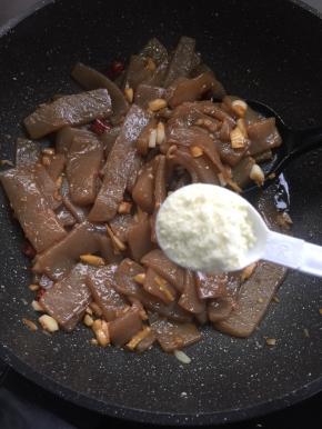 放入一勺鸡精调味。