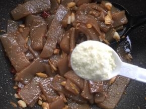 放入一勺鸡精调味。