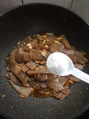 放入一勺盐翻炒片刻。