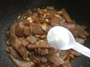 放入一勺盐翻炒片刻。