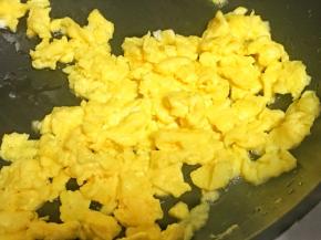 5、划散翻炒均匀。