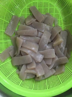 煮好的魔芋捞出沥干水份备用。