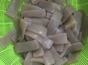 煮好的魔芋捞出沥干水份备用。