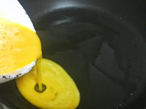 4、倒入鸡蛋液。