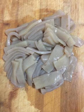 魔芋清洗干净切成块儿备用。