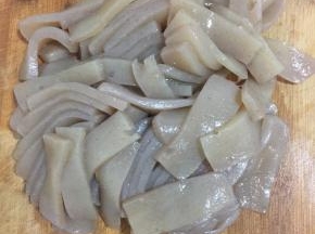 魔芋清洗干净切成块儿备用。