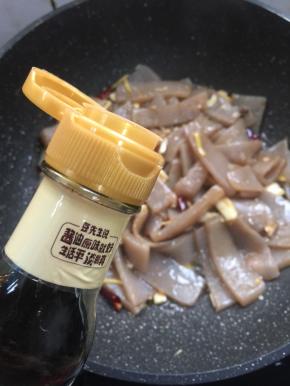 放入一勺海鲜酱油翻炒片刻。