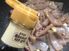 放入一勺海鲜酱油翻炒片刻。