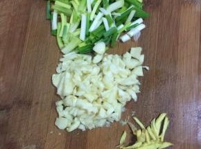 蒜瓣剁碎，小葱切成段儿，生姜切成条儿备用。