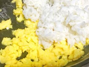 6、倒入米饭继续翻炒。