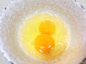 1、准备材料，碗中打入鸡蛋2枚。