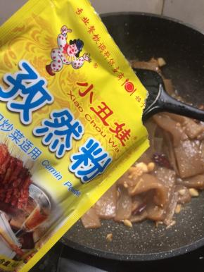 放入2勺小丑娃孜然粉翻拌均匀。