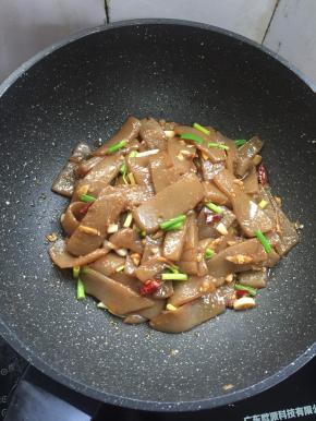 起锅前放入小葱段儿翻炒均匀即可。