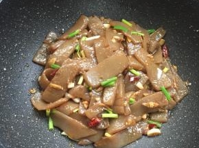 起锅前放入小葱段儿翻炒均匀即可。