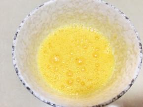 2、鸡蛋打散加入适量盐搅拌均匀。