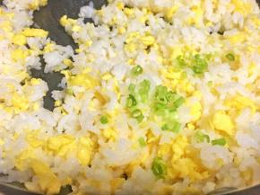 8、最后加入香葱碎翻炒出香味即可。