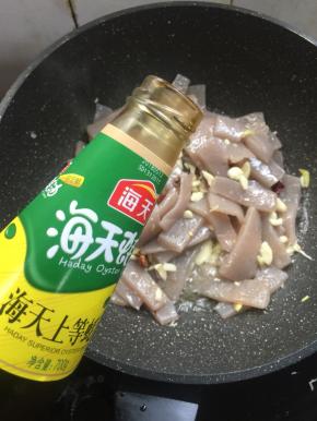 放入一勺蚝油翻炒均匀。