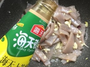 放入一勺蚝油翻炒均匀。