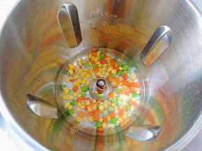 厨师机杯体中放入清水，设置温度100度，时间5分钟，水沸腾以后放入少许盐和食用油，然后将什锦杂蔬倒入沸水中，焯水之后倒出，沥干备用。