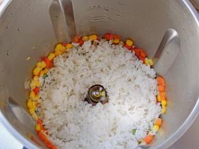 然后倒入打散的米饭，设置温度100度，时间2分钟，L档将米饭炒热。