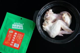 鸡翅洗净备用，准备好腌料。