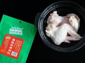 鸡翅洗净备用，准备好腌料。